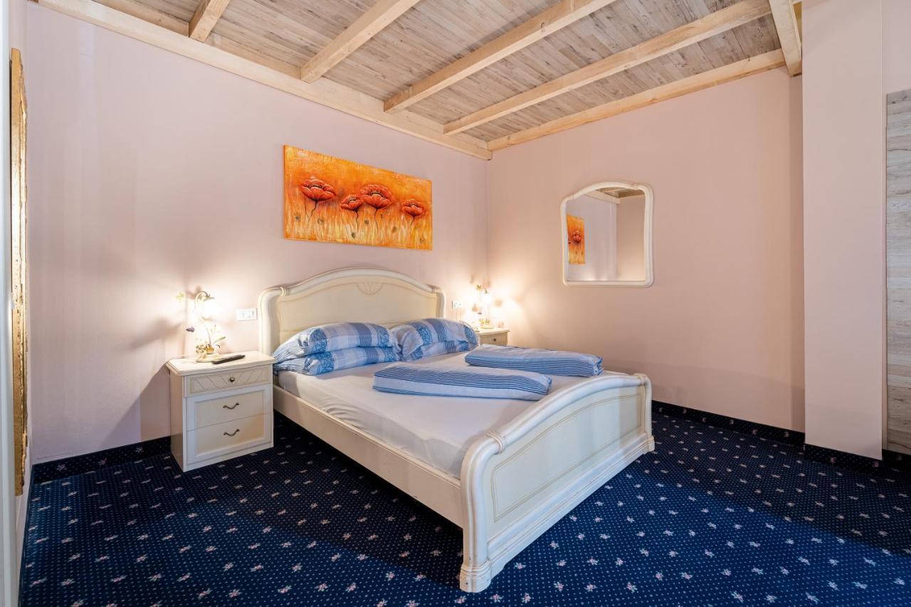 Borgo Dei Poeti Romantik Hotel Manerba del Garda Buitenkant foto