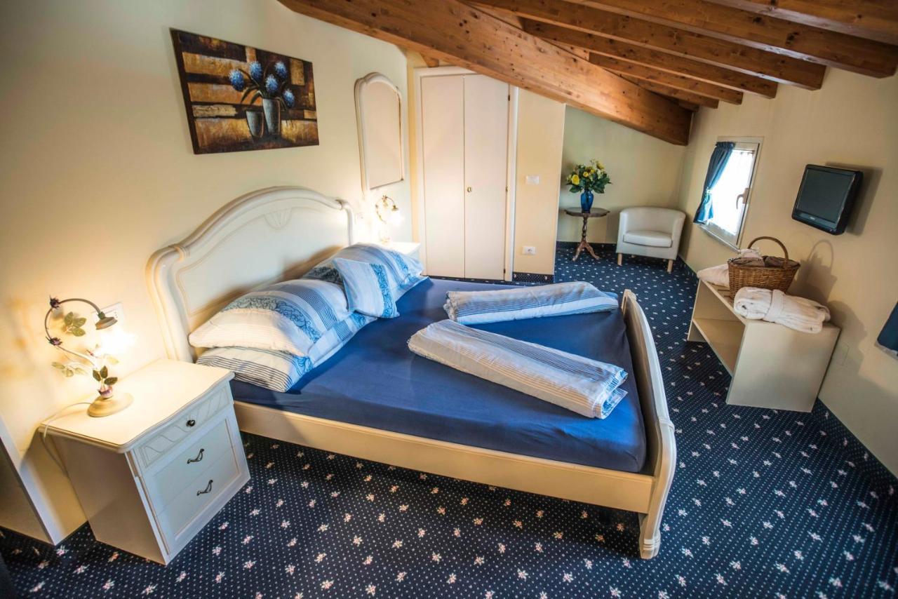 Borgo Dei Poeti Romantik Hotel Manerba del Garda Buitenkant foto