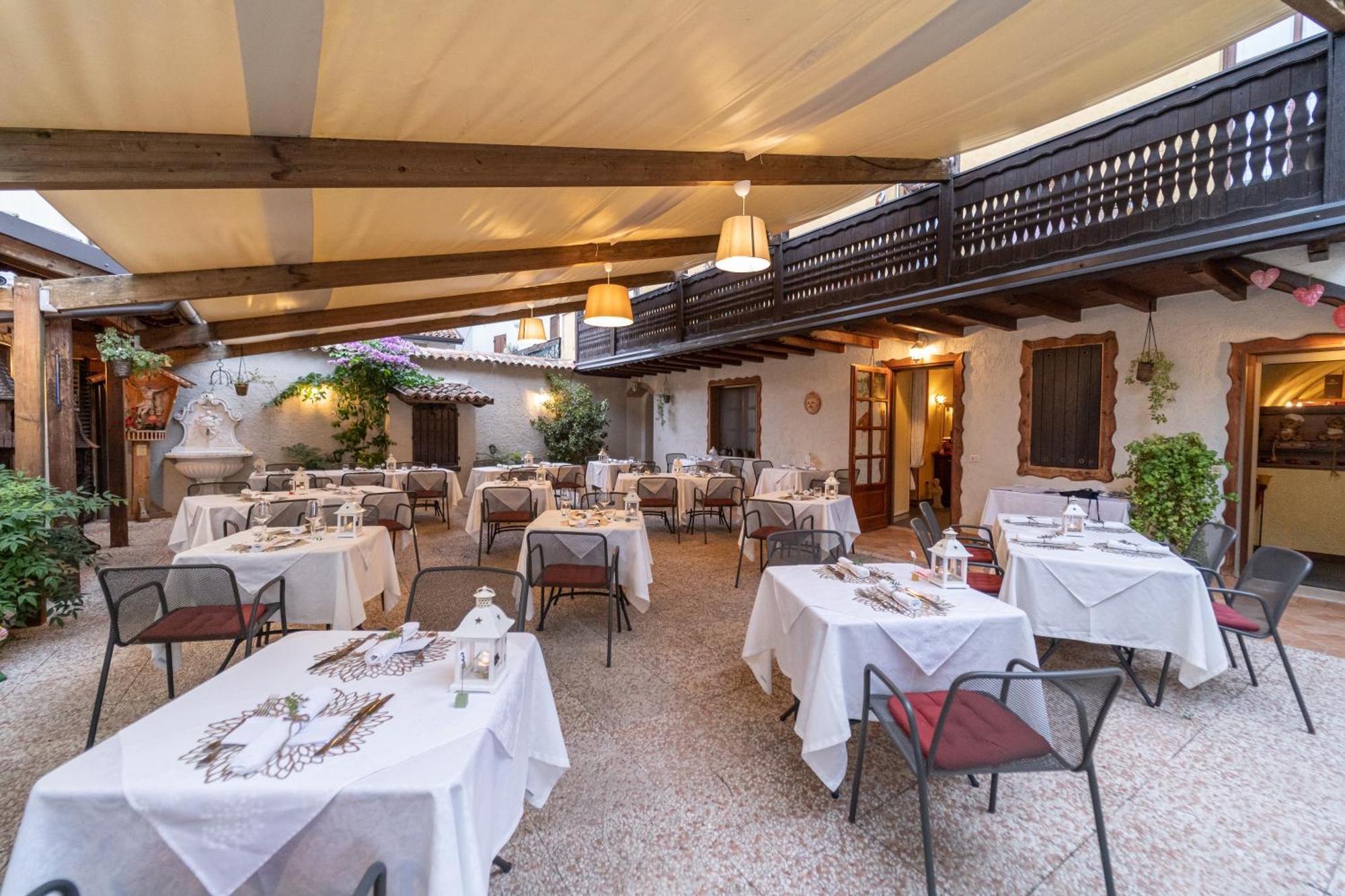 Borgo Dei Poeti Romantik Hotel Manerba del Garda Buitenkant foto