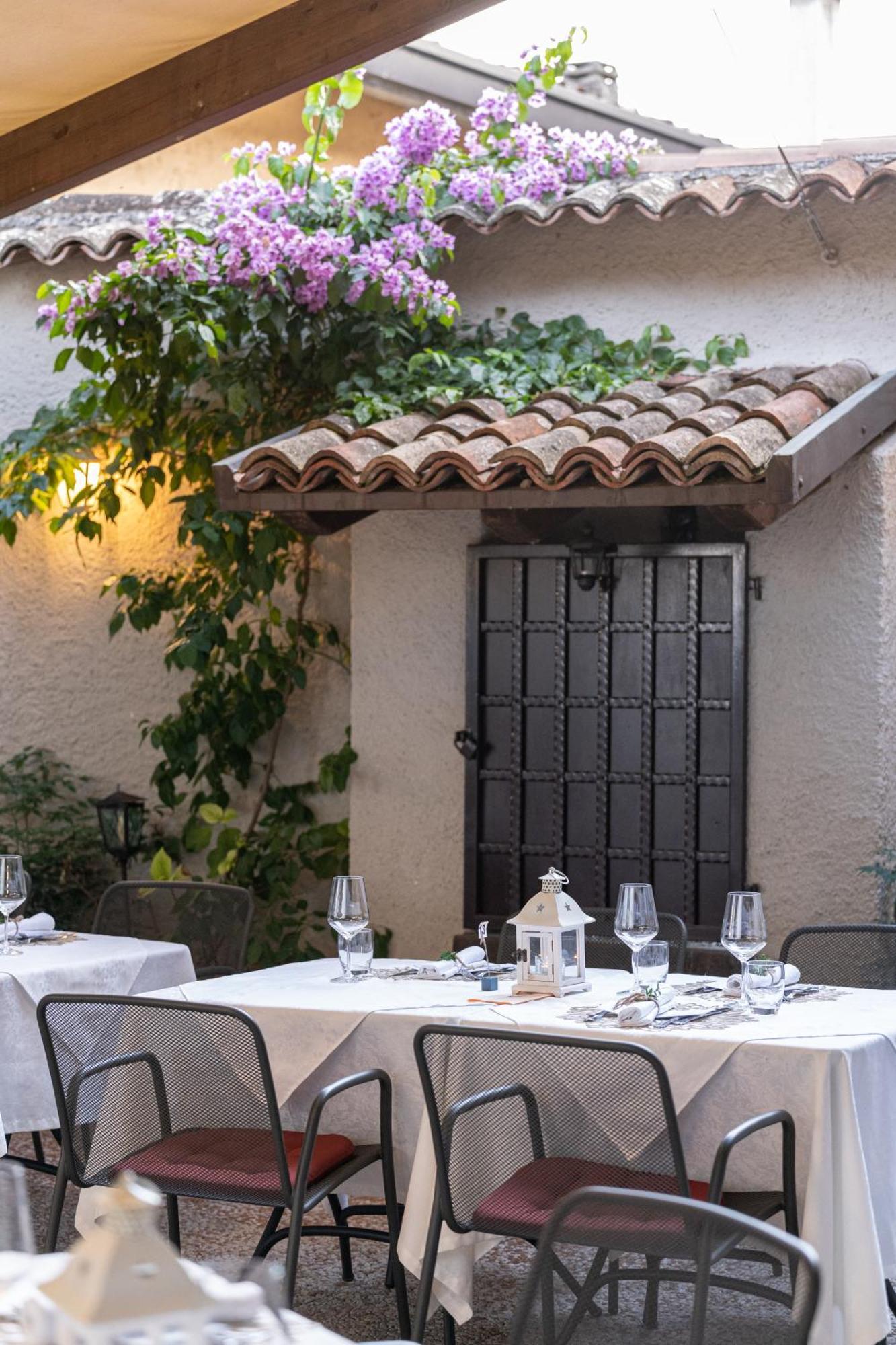 Borgo Dei Poeti Romantik Hotel Manerba del Garda Buitenkant foto