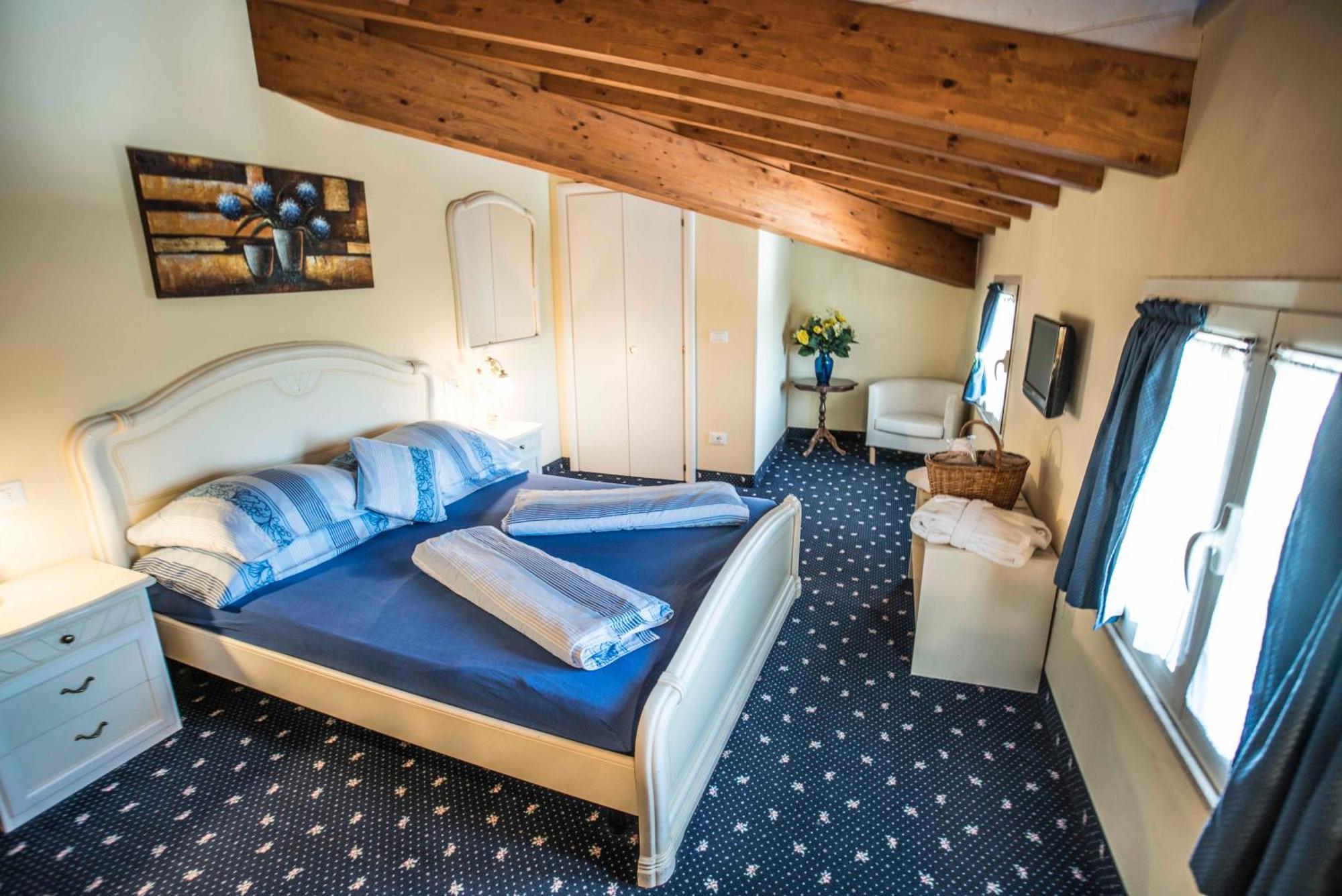 Borgo Dei Poeti Romantik Hotel Manerba del Garda Buitenkant foto