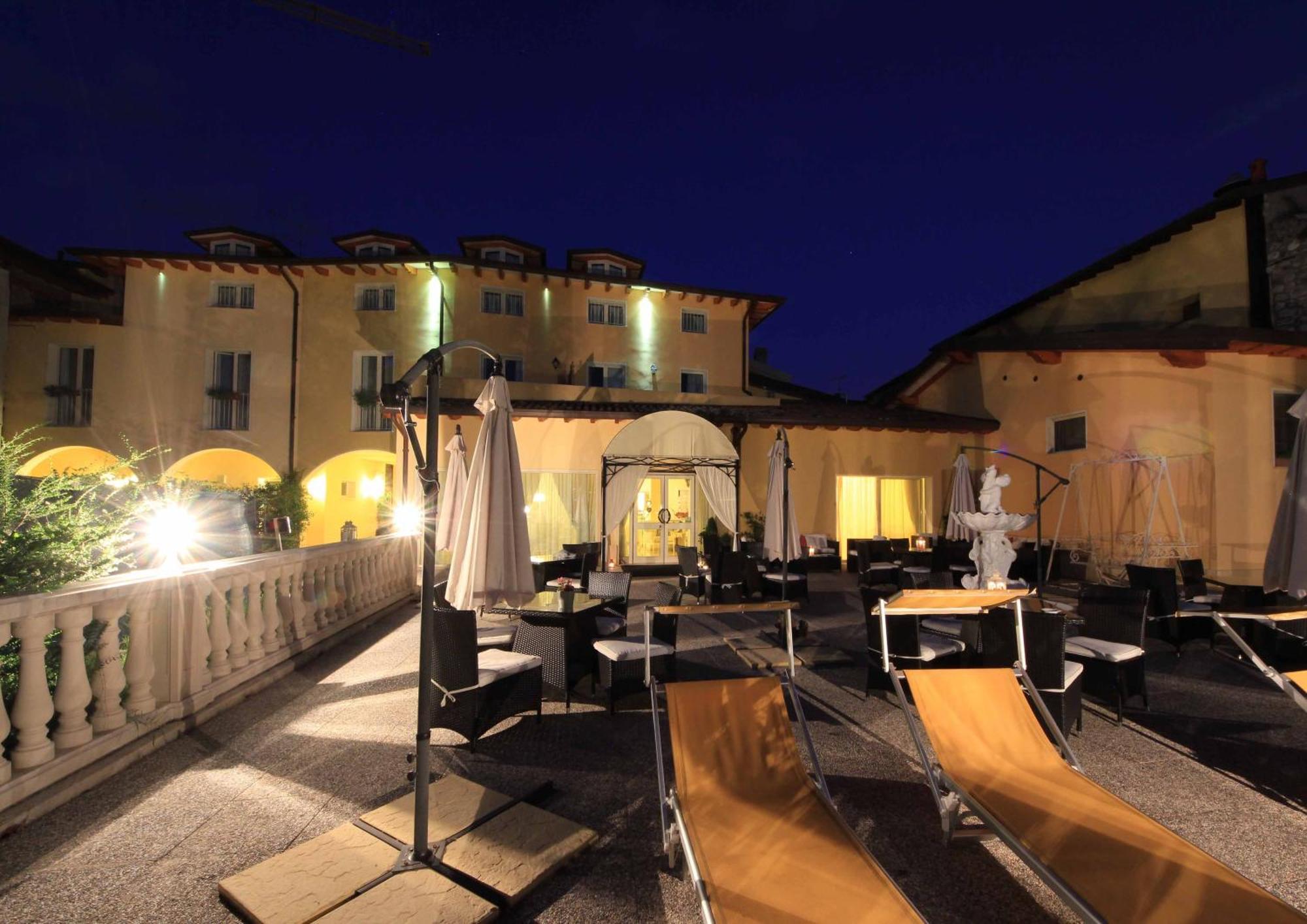 Borgo Dei Poeti Romantik Hotel Manerba del Garda Buitenkant foto