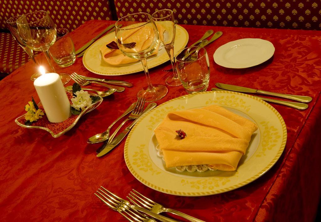 Borgo Dei Poeti Romantik Hotel Manerba del Garda Buitenkant foto