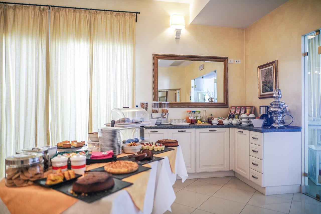 Borgo Dei Poeti Romantik Hotel Manerba del Garda Buitenkant foto