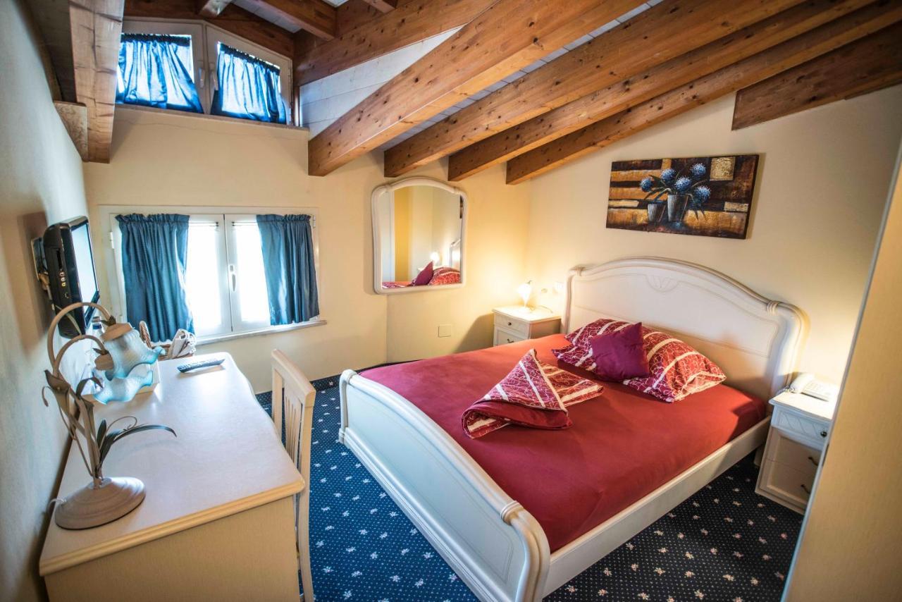 Borgo Dei Poeti Romantik Hotel Manerba del Garda Buitenkant foto