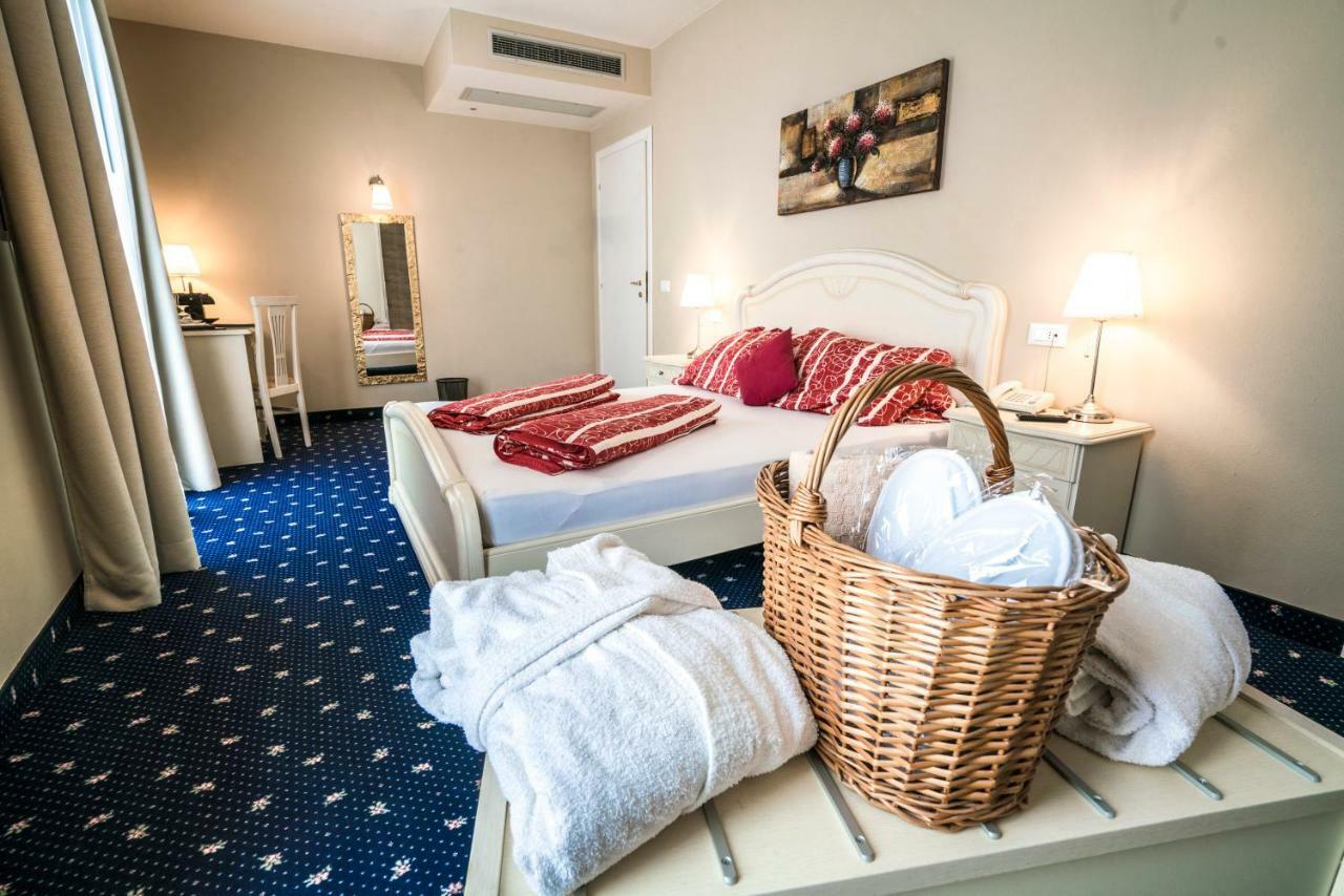 Borgo Dei Poeti Romantik Hotel Manerba del Garda Buitenkant foto