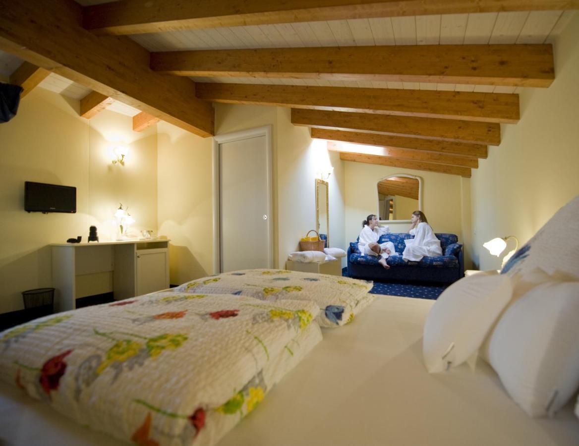 Borgo Dei Poeti Romantik Hotel Manerba del Garda Kamer foto