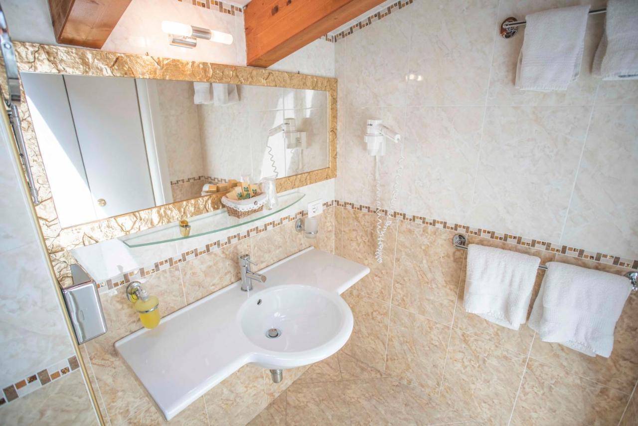 Borgo Dei Poeti Romantik Hotel Manerba del Garda Buitenkant foto